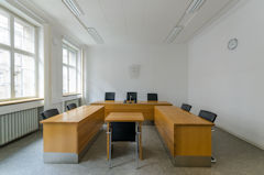 Bild zeigt den Blick in einen der Sitzungssäle des Arbeitsgerichts Stuttgart
