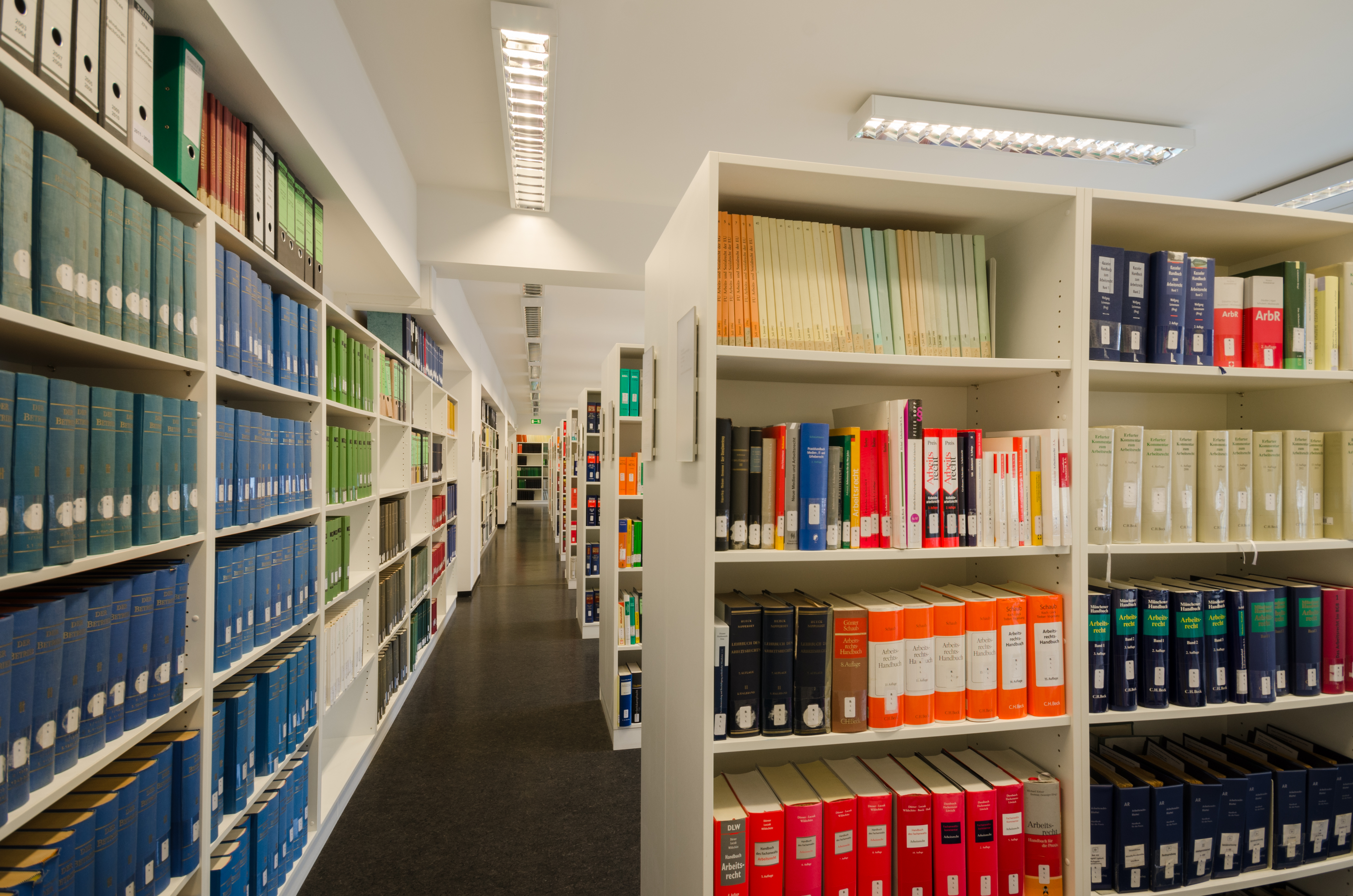 Foto mit Blick in die Bibliothek des Landesarbeitsgerichts Baden-Württemberg