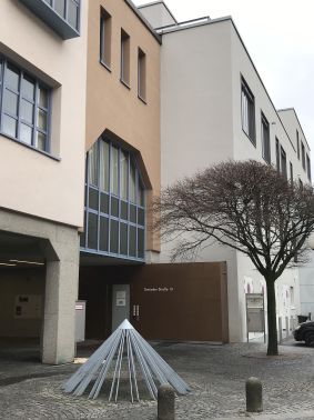 Foto des Eingangsbereichs zu den Kammern Aalen des Arbeitsgerichts Stuttgart