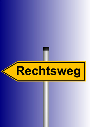 Das Bild zeigt ein Straßenschild mit dem Wort "Rechtsweg"