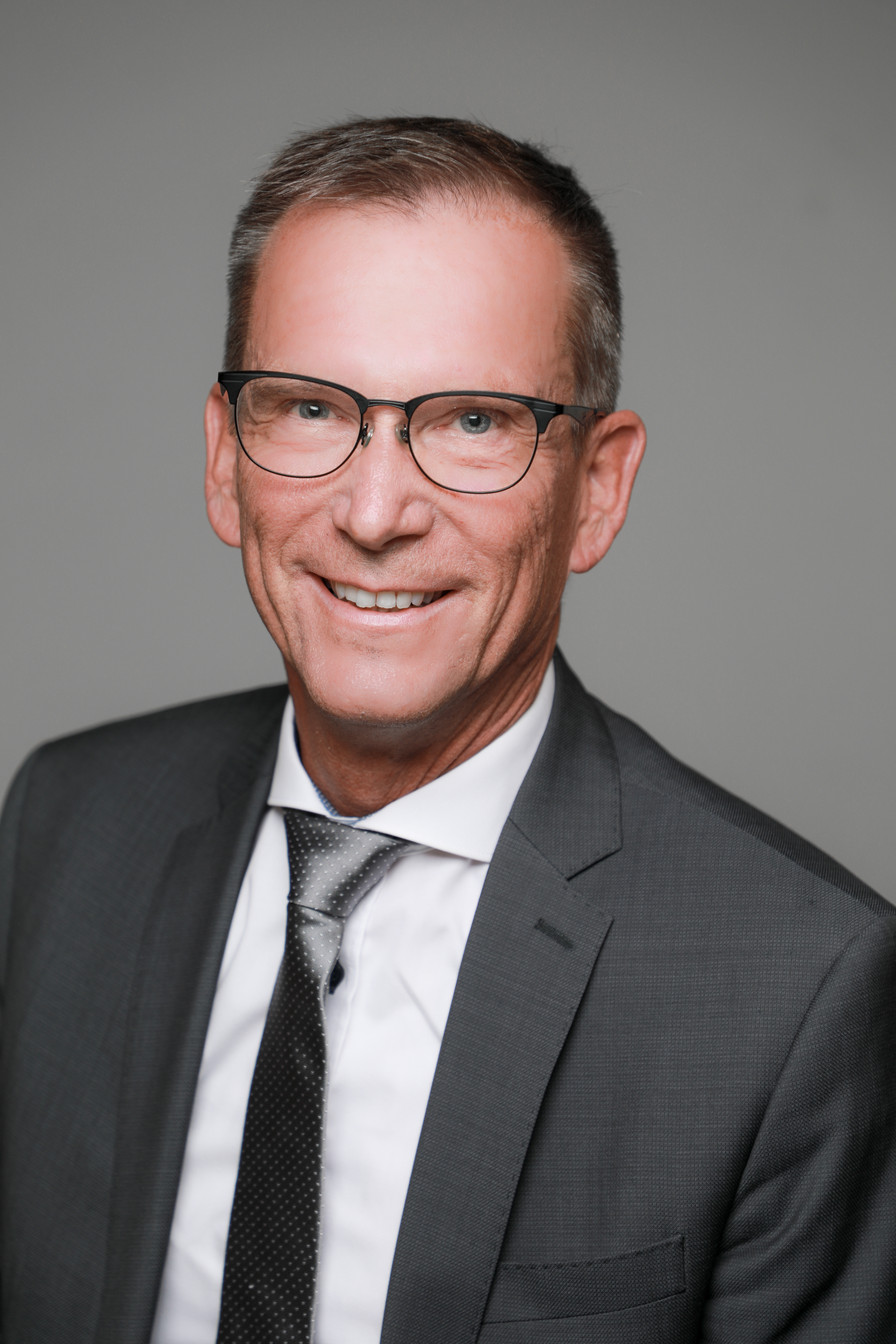 Bild zeigt Porträt des Präsidenten des Arbeitsgerichts Stuttgart Lutz Haßel